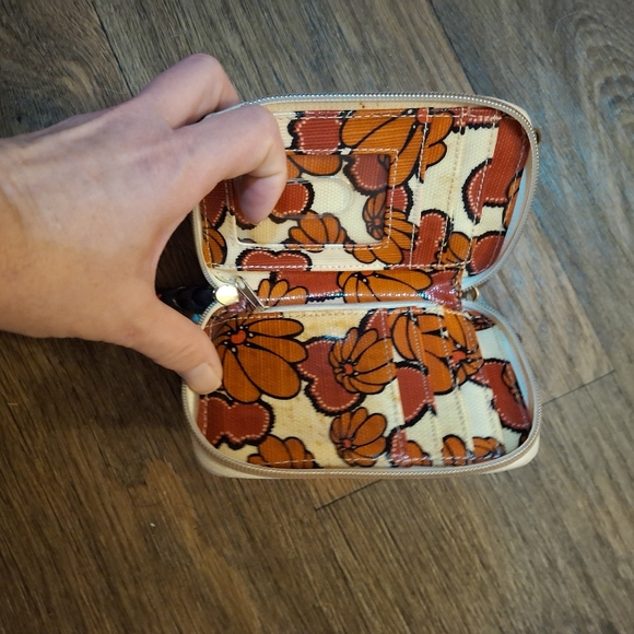 The Sakroots Crossbody Wallet. - Picture 13 of 13